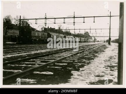 Le test de Krylbo - Ånge juste avant le départ de Krylbo. Le train est déduit, les chemins de fer de l'État, SJ D 301. Le premier wagon est le SJ BO7 2246, Une voiture de mesure pour la traction. Par la suite, SJ RO2 1962-64, un wagon SJ AO4, suit trois wagons SJ CO8A et trois wagons en acier. Banque D'Images