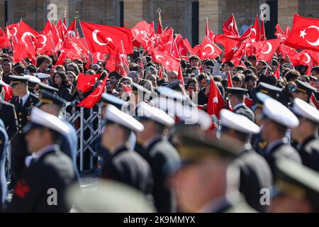 Ankara, Turquie. 29th octobre 2022. Les gens brandrent les drapeaux turcs lors de la cérémonie qui s'est tenue dans un tkabir. Le jour de la République est un jour férié national célébré chaque année en Turquie et dans le nord de Chypre sur 29 octobre, à la mémoire de la déclaration de la Grande Assemblée nationale turque sur le 29 octobre 1923. À l'occasion du 99th anniversaire de la République, le Président de la République de Turquie, Recep Tayyip Erdogan, a visité le mausolée d'Atatürk, fondateur du pays. (Photo de Tunahan Turhan/SOPA Images/Sipa USA) crédit: SIPA USA/Alay Live News Banque D'Images