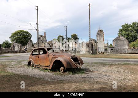 Les restes d'une voiture Peugeot 202 détruite dans le village d'Oradour-sur-Glane en haute-Vienne, France Banque D'Images