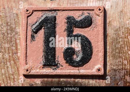 Ancienne plaque en fonte rétro tissée avec clôture numéro 15 Banque D'Images