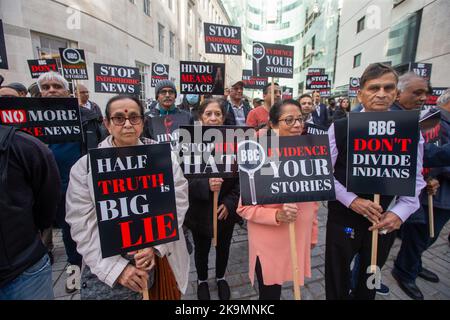 Londres, Angleterre, Royaume-Uni. 29th octobre 2022. Des membres de la diaspora hindoue indienne à Londres protestent devant le siège de la BBC. Des manifestants accusent la BBC de partialité anti-hindoue et anti-indienne. (Image de crédit : © Tayfun Salci/ZUMA Press Wire) Banque D'Images