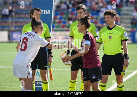 Pomigliano, Italie. 29th octobre 2022. Les deux capitaines avant le coup d'envoi lors de la série des femmes italiennes Un match de football 2022/2023 entre Pomigliano Femminile vs Milan Femminile sur 29 octobre 2022 au stade Comunale à Palma Campania, Italie crédit: Agence de photo indépendante/Alamy Live News Banque D'Images