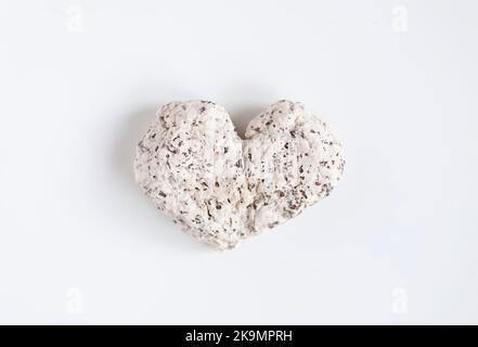 Coeur paper-maché. Objet artisanal fabriqué à partir de matériaux recyclés. Banque D'Images