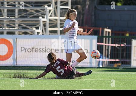 Pomigliano, Italie. 29th octobre 2022. Kamila Dubcova (10) AC Milan les femmes contrôlent le ballon pendant la série des femmes italiennes Un match de football 2022/2023 entre Pomigliano Femminile vs Milan Femminile sur 29 octobre 2022 au stade Comunale à Palma Campania, Italie crédit: Agence de photo indépendante/Alamy Live News Banque D'Images