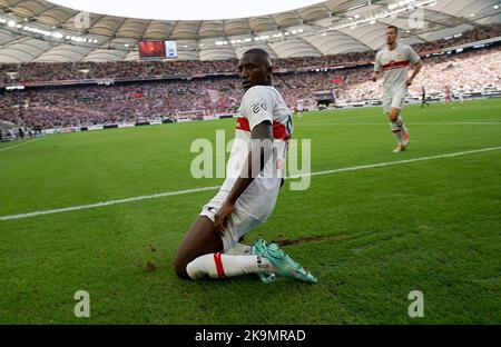 Stuttgart, Allemagne. 29th octobre 2022. Football: Bundesliga, VfB Stuttgart - FC Augsbourg, Matsday 12, Mercedes-Benz Arena. Serhou Guirassy, de Stuttgart, célèbre son objectif de 1:1. Crédit : Hasan Bratic/dpa - REMARQUE IMPORTANTE : Conformément aux exigences de la DFL Deutsche Fußball Liga et de la DFB Deutscher Fußball-Bund, il est interdit d'utiliser ou d'avoir utilisé des photos prises dans le stade et/ou du match sous forme de séquences et/ou de séries de photos de type vidéo./dpa/Alay Live News Banque D'Images