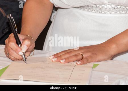 Photo d'une femme au bureau du registre civil Banque D'Images