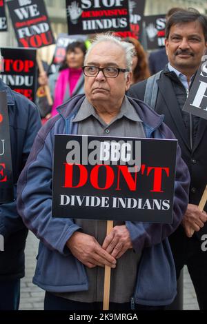 Londres, Angleterre, Royaume-Uni. 29th octobre 2022. Des membres de la diaspora hindoue indienne à Londres protestent devant le siège de la BBC. Des manifestants accusent la BBC de partialité anti-hindoue et anti-indienne. (Image de crédit : © Tayfun Salci/ZUMA Press Wire) Banque D'Images
