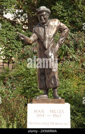 Statue à la mémoire de Max Miller, Brighton, Sussex, Royaume-Uni. Max Miller, le plus grand comédien britannique des années 1930s, 1940s et 1950s est né à Brighton. Banque D'Images