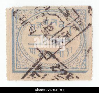 ALWAR - VERS 1877: Un original annulé ultramarine timbre-poste de 1/4 anna avec l'image Katar (Dagger indien) Banque D'Images