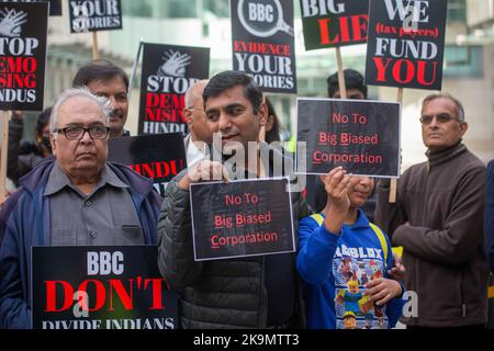 Londres, Angleterre, Royaume-Uni. 29th octobre 2022. Des membres de la diaspora hindoue indienne à Londres protestent devant le siège de la BBC. Des manifestants accusent la BBC de partialité anti-hindoue et anti-indienne. (Image de crédit : © Tayfun Salci/ZUMA Press Wire) Banque D'Images
