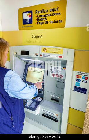 Bogota Colombie,El Chico Carrera 13,Bancolombia banque économie ATM automatique machine de teller en utilisant femme femmes intérieur féminin, colombien Banque D'Images