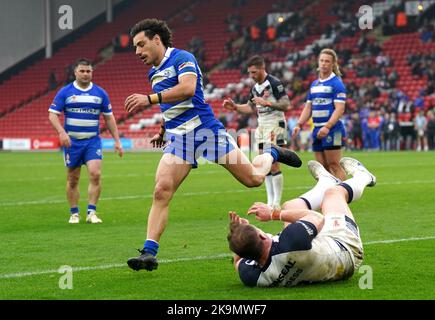 Thomas Burgess d'Angleterre marque la onzième tentative du match de son côté lors du match de la coupe du monde de rugby à XV à Bramall Lane, Sheffield. Date de la photo: Samedi 29 octobre 2022. Banque D'Images