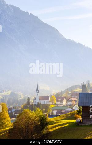 Automne dans les Alpes autrichiennes. Hirschegg à Kleinwalsertal, vallée dans la province du Vorarlberg et une partie du district de Bregenz, Autriche. Banque D'Images