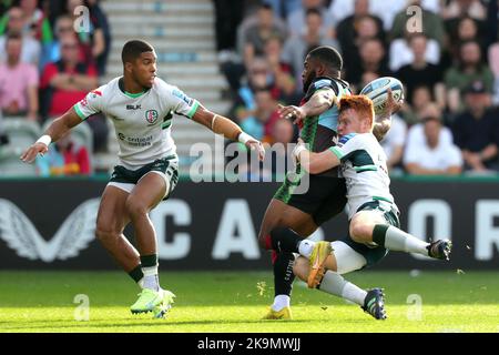 Londres, Royaume-Uni. 29th octobre 2022. USAGE ÉDITORIAL SEULEMENT Lennox Anyanwu de Harlequins avec Ben Loader de Londres Irish et Caolan Englefield pendant le match de rugby Gallagher Premiership entre Harlequin et London Irish au Twickenham Stoop, Londres. Date de la photo: Samedi 29 octobre 2022. Le crédit photo devrait être lu: Ben Whitley/Alamy crédit: Ben Whitley/Alamy Live News Banque D'Images