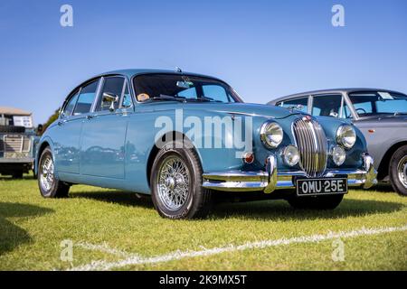 1967 Jaguar Mark II 3,8 litres « OMU 25E » en exposition lors du salon de l'aéronautique du jour de la course qui s'est tenu à Shuttleworth le 2nd octobre 2022 Banque D'Images