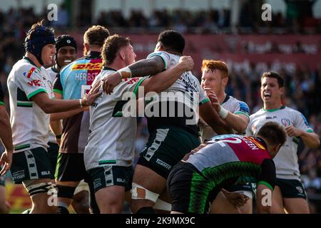 Londres, Royaume-Uni. 29th octobre 2022. UTILISATION ÉDITORIALE SEULEMENT London Irish's will Goodrick-Clarke et Caolan Englefield fêtent après que SO’otala Fa’aso’o ait marqué un essai lors du match de rugby Gallagher Premiership entre Harlequin et London Irish au Twickenham Stoop, Londres. Date de la photo: Samedi 29 octobre 2022. Le crédit photo devrait être lu: Ben Whitley/Alamy crédit: Ben Whitley/Alamy Live News Banque D'Images