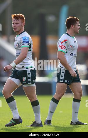 Londres, Royaume-Uni. 29th octobre 2022. UTILISATION ÉDITORIALE SEULEMENT à Londres Irish Caolan Englefield et Paddy Jackson lors du match de rugby Gallagher Premiership entre Harlequin et London Irish au Twickenham Stoop, Londres. Date de la photo: Samedi 29 octobre 2022. Le crédit photo devrait être lu: Ben Whitley/Alamy crédit: Ben Whitley/Alamy Live News Banque D'Images