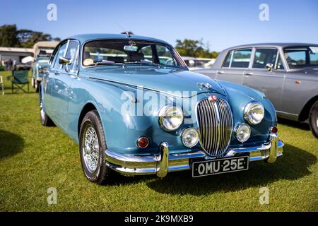 1967 Jaguar Mark II 3,8 litres « OMU 25E » en exposition lors du salon de l'aéronautique du jour de la course qui s'est tenu à Shuttleworth le 2nd octobre 2022 Banque D'Images