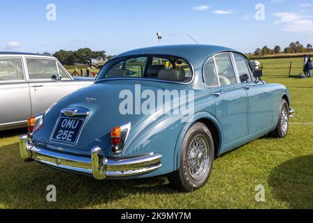 1967 Jaguar Mark II 3,8 litres « OMU 25E » en exposition lors du salon de l'aéronautique du jour de la course qui s'est tenu à Shuttleworth le 2nd octobre 2022 Banque D'Images