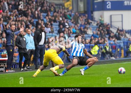 Adedeji Oshilaja #4 de Burton Albion tussles avec Mallik Wilks #7 de Sheffield mercredi pendant le match Sky Bet League 1 Sheffield mercredi contre Burton Albion à Hillsborough, Sheffield, Royaume-Uni, 29th octobre 2022 (photo de Steve Flynn/News Images) Banque D'Images