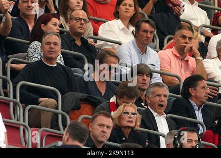 Stuttgart, Allemagne. 29th octobre 2022. Football: Bundesliga, VfB Stuttgart - FC Augsburg, Matchday 12, Mercedes-Benz Arena Joachim Löw (R) avec Thomas Schneider (M) et Andreas Rettig en visite à Stuttgart. Crédit : Hasan Bratic/dpa - REMARQUE IMPORTANTE : Conformément aux exigences de la DFL Deutsche Fußball Liga et de la DFB Deutscher Fußball-Bund, il est interdit d'utiliser ou d'avoir utilisé des photos prises dans le stade et/ou du match sous forme de séquences et/ou de séries de photos de type vidéo./dpa/Alay Live News Banque D'Images