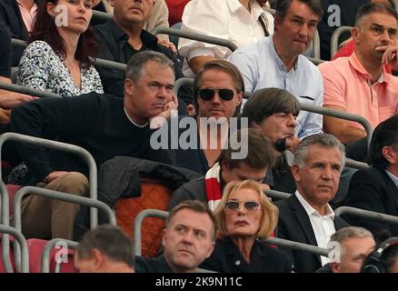 Stuttgart, Allemagne. 29th octobre 2022. Football: Bundesliga, VfB Stuttgart - FC Augsburg, Matchday 12, Mercedes-Benz Arena Joachim Löw (R) avec Thomas Schneider (M) et Andreas Rettig en visite à Stuttgart. Crédit : Hasan Bratic/dpa - REMARQUE IMPORTANTE : Conformément aux exigences de la DFL Deutsche Fußball Liga et de la DFB Deutscher Fußball-Bund, il est interdit d'utiliser ou d'avoir utilisé des photos prises dans le stade et/ou du match sous forme de séquences et/ou de séries de photos de type vidéo./dpa/Alay Live News Banque D'Images