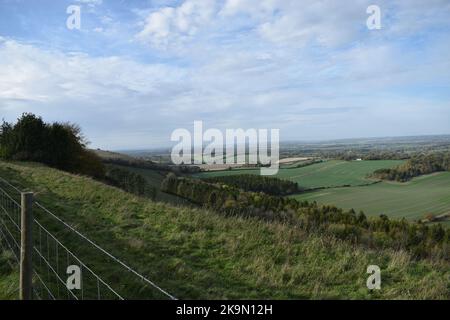 Vue sur le nord-ouest depuis Walbury Hill, West Berkshire Banque D'Images