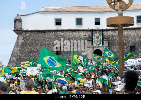 Les manifestants aux drapeaux brésiliens appellent à la destitution de Dilma Ruosseff. Salvador, Brésil Banque D'Images