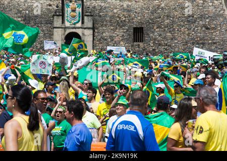 Les manifestants aux drapeaux brésiliens appellent à la destitution de Dilma Ruosseff. Salvador, Brésil Banque D'Images