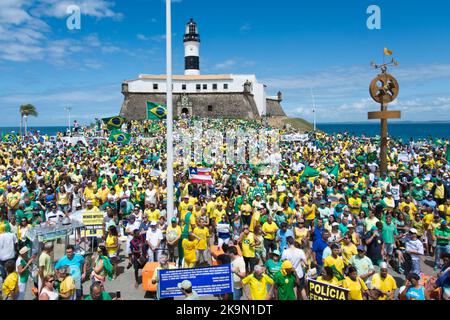 Les manifestants aux drapeaux brésiliens appellent à la destitution de Dilma Ruosseff. Salvador, Brésil Banque D'Images