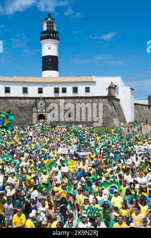 Les manifestants aux drapeaux brésiliens appellent à la destitution de Dilma Ruosseff. Salvador, Brésil Banque D'Images