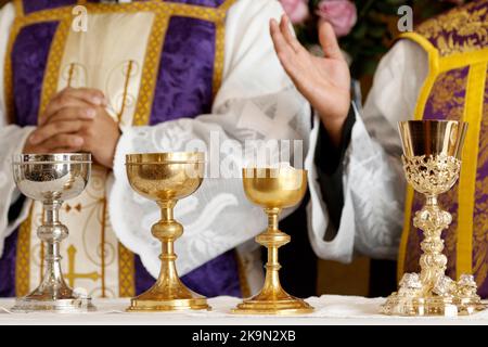 Goblet et ambula à l'autel, prière et bénédiction pendant la messe - consécration du pain et du vin dans le corps et le sang de Jésus - Armée sacrée Banque D'Images