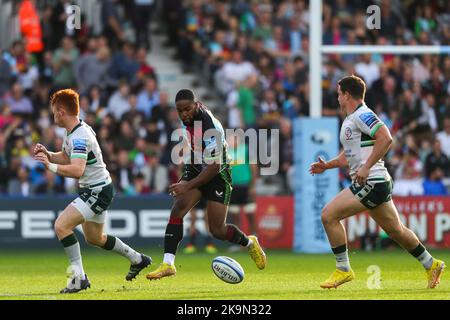 Londres, Royaume-Uni. 29th octobre 2022. USAGE ÉDITORIAL SEULEMENT Lennox Anyanwu de Harlequins avec Caolan Englefield de Londres Irish et Paddy Jackson pendant le match de rugby Gallagher Premiership entre Harlequin et London Irish au Twickenham Stoop, Londres. Date de la photo: Samedi 29 octobre 2022. Le crédit photo devrait être lu: Ben Whitley/Alamy crédit: Ben Whitley/Alamy Live News Banque D'Images