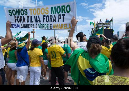 Les manifestants aux drapeaux brésiliens appellent à la destitution de Dilma Ruosseff. Salvador, Brésil Banque D'Images