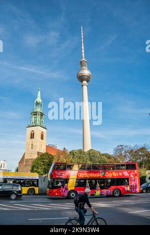 Fernsehturm, Alex, Alexanderplatz, bus touristique, Stadtrundfahrten, Tourismus, Herbst, Berlin Banque D'Images