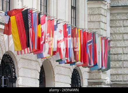 Gros plan d'une façade historique avec monté dans une rangée différents drapeaux de pays drapeaux de différents pays comme un concept pour les conférences internationales moi Banque D'Images