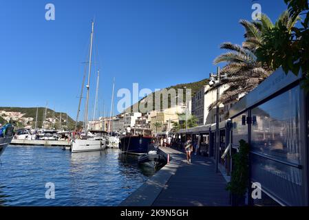 BONIFACIO, CORSE, FRANCE - 15 AOÛT 2020 : centre de la vieille ville, touristes marchant dans la vieille rue de Bonifacio en fin d'après-midi. Banque D'Images