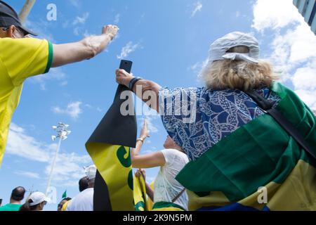 Les manifestants aux drapeaux brésiliens appellent à la destitution de Dilma Ruosseff. Salvador, Brésil Banque D'Images