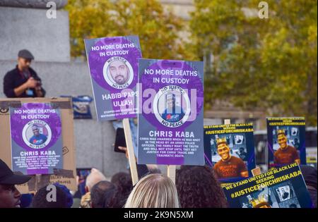 Londres, Royaume-Uni. 29th octobre 2022. Des membres de la famille, des amis et des partisans ont défilé de Trafalgar Square à Downing Street pour réclamer justice aux personnes décédées en garde à vue et aux mains de la police, et pour protester contre les brutalités policières. Credit: Vuk Valcic/Alamy Live News Banque D'Images