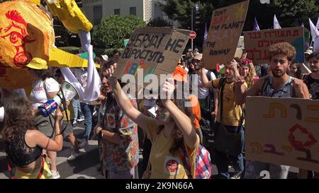 TEL AVIV, ISRAËL - OCTOBRE 28 : des manifestants ont fait des signes lors de la marche annuelle sur le climat pour sensibiliser le public et appeler à une action gouvernementale sur 28 octobre 2022 à tel Aviv, Israël. La marche sur le climat a eu lieu pour la septième année avant la conférence sur le climat de l’ONU en COP27, qui s’ouvrira officiellement à 6 novembre dans la station balnéaire égyptienne de Charm el-Cheikh. Crédit : Eddie Gerald/Alay Live News Banque D'Images