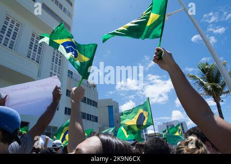 Les manifestants aux drapeaux brésiliens appellent à la destitution de Dilma Ruosseff. Salvador, Brésil Banque D'Images