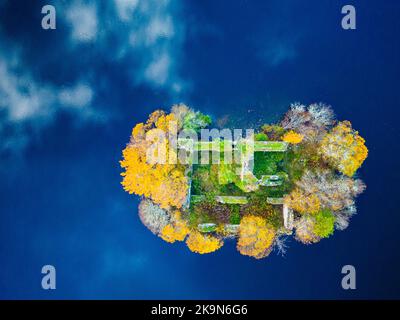 Aviemore, Écosse, Royaume-Uni. 29th octobre 2022. Vue aérienne des couleurs spectaculaires de la fin de l'automne et des reflets de nuages autour du château en ruines sur l'île du Loch an Eilein dans le domaine de Rothiemurchus dans le parc national de Cairngorms près d'Aviemore dans les Highlands écossais. Iain Masterton/Alay Live News Banque D'Images