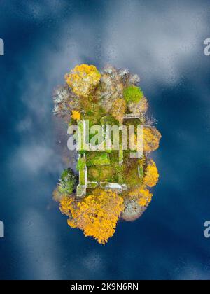 Aviemore, Écosse, Royaume-Uni. 29th octobre 2022. Vue aérienne des couleurs spectaculaires de la fin de l'automne et des reflets de nuages autour du château en ruines sur l'île du Loch an Eilein dans le domaine de Rothiemurchus dans le parc national de Cairngorms près d'Aviemore dans les Highlands écossais. Iain Masterton/Alay Live News Banque D'Images