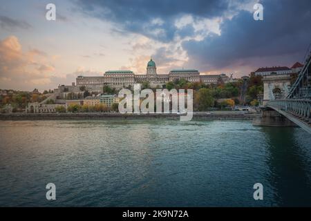 Vue panoramique sur le Danube avec le château de Buda et le pont de la chaîne de Szechenyi - Budapest, Hongrie Banque D'Images