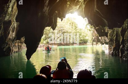 Point de vue intérieur de Puerto Princesa Palawan fleuve souterrain souterrain à la sortie - destinations exclusives aventureuses aux Philippines Banque D'Images