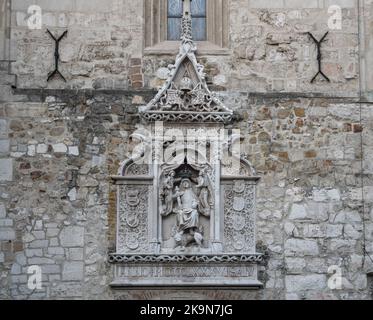 Relief montrant le roi Matthias de Hongrie sur le mur de l'église Matthias - Budapest, Hongrie Banque D'Images