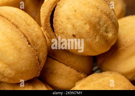 Biscuits faits maison en forme de noix avec une garniture sucrée. Gros plan, mise au point sélective Banque D'Images