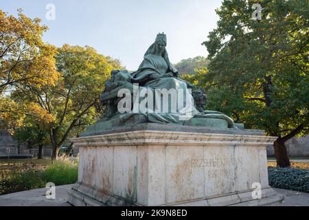 Statue de la reine Élisabeth de Hongrie sur la place Dobrentei - créée par Gyorgy Zala en 1932 - Budapest, Hongrie Banque D'Images