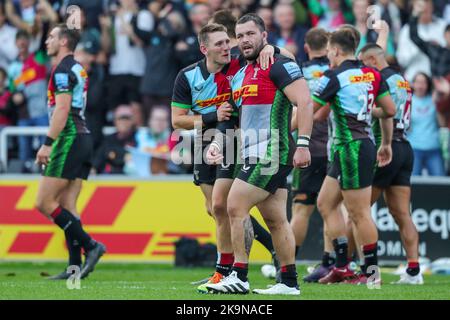 UTILISATION ÉDITORIALE SEULEMENT Simon Kerrod de Harlequins et will Edwards fêtent lors du match de rugby Gallagher Premiership entre Harlequin et London Irish au Twickenham Stoop, Londres. Date de la photo: Samedi 29 octobre 2022. Le crédit photo devrait se lire: Ben Whitley/Alamy Banque D'Images