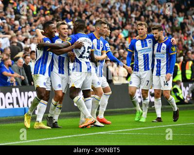 Brighton, Royaume-Uni. 29th octobre 2022. Les joueurs de Brighton célèbrent le but marqué par Pervis Estupiñán de Brighton et Hove Albion lors du match de la première ligue entre Brighton et Hove Albion et Chelsea à l'Amex on 29 octobre 2022 de Brighton, en Angleterre. (Photo de Jeff Mood/phcimages.com) Credit: PHC Images/Alamy Live News Banque D'Images